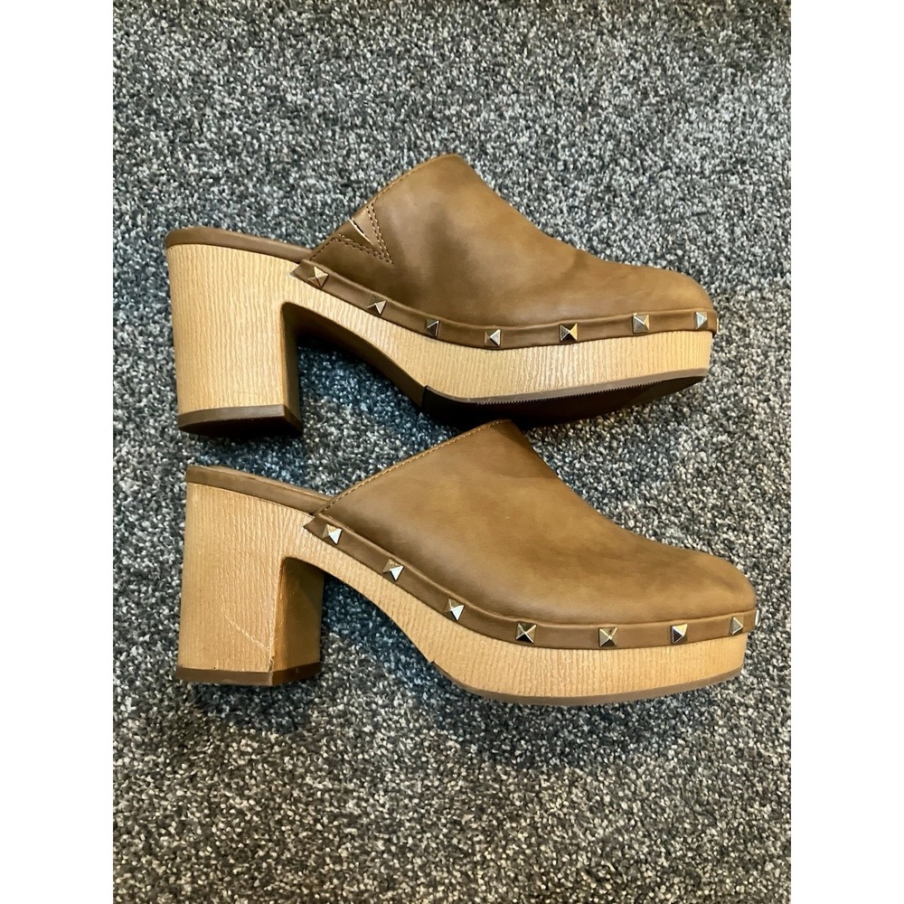 SM‎ New York Light Chestnut Brown Clogs Shoes Size 7.5M Gold Metal Stud Trim